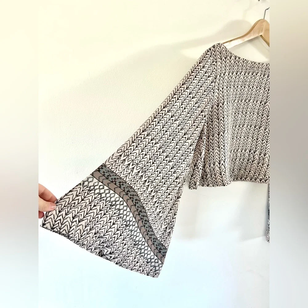 Free People Printed Stars Aligned Wide Bell Sleeve Boxy Crop Blouse Size Small - Picture 3 of 9